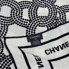 Chanel ~ 【140顶级双面丝绒披肩】 香家logo与字母的完美碰撞设计 底部还有隐隐约约的双C小Logo 完美 Chanel ~ 【140顶级双面丝绒披肩】 香家logo与字母的完美碰撞设计 底部还有隐隐约约的双C小Logo 完美