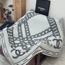Chanel ~ 【140顶级双面丝绒披肩】 香家logo与字母的完美碰撞设计 底部还有隐隐约约的双C小Logo 完美 Chanel ~ 【140顶级双面丝绒披肩】 香家logo与字母的完美碰撞设计 底部还有隐隐约约的双C小Logo 完美