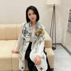 Chanel 高级手工坊系列~~ 【140顶级丝绒双面同色披肩】 25高级手工坊系列作品梦幻而极具电影感,灵感来自嘉柏丽 Chanel 高级手工坊系列~~ 【140顶级丝绒双面同色披肩】 25高级手工坊系列作品梦幻而极具电影感,灵感来自嘉柏丽