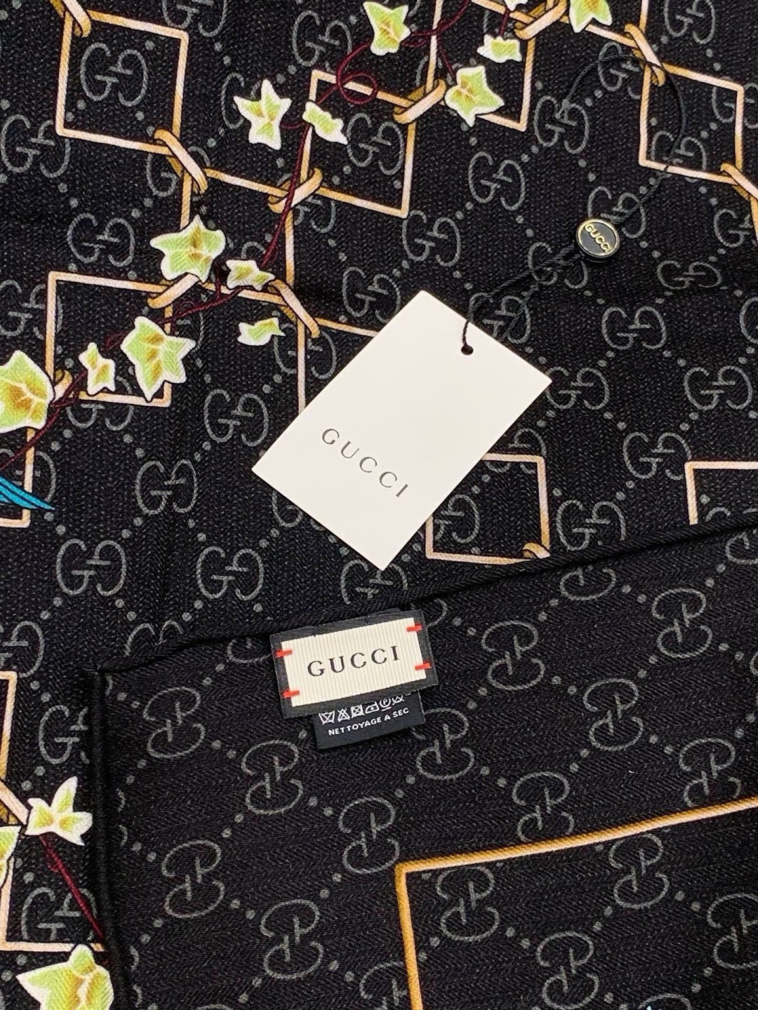 Gucci新款方巾 Gucci动物和花卉印花 品牌典藏图案在与全新醒目印花的衬托下熠熠生辉。这款方巾匠心缀饰动物和花卉印