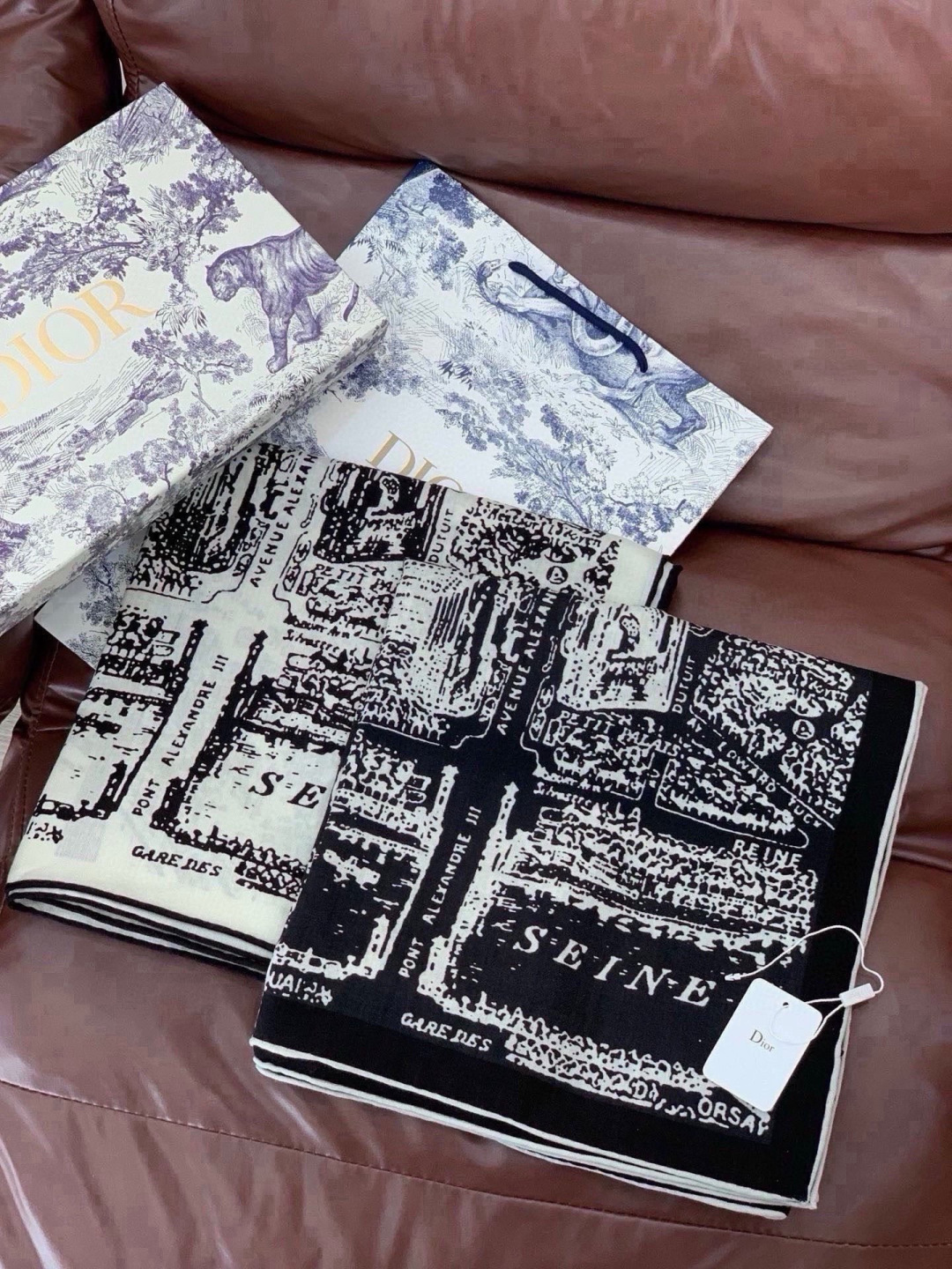Dior ❤【️巴黎地图】140*140 双面同色丝绒方巾🉐️LAN DE 价🉐️ARIS 巴黎地图 这款方巾饰以本季经