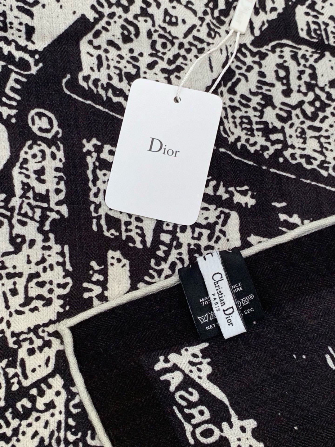 Dior ❤【️巴黎地图】140*140 双面同色丝绒方巾🉐️LAN DE 价🉐️ARIS 巴黎地图 这款方巾饰以本季经