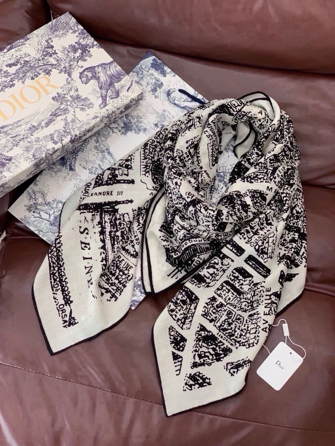 Dior ❤【️巴黎地图】140*140 双面同色丝绒方巾🉐️LAN DE 价🉐️ARIS 巴黎地图 这款方巾饰以本季经