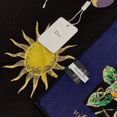 Dior 双面同色丝绒印花方巾 140丝绒面料多色 Dior Astral Flowers 这款方巾饰以 Dior As Dior 双面同色丝绒印花方巾 140丝绒面料多色 Dior Astral Flowers 这款方巾饰以 Dior As