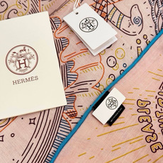 “正在接通中”140方巾~Hermes 手工卷边丝绒方巾(30%桑蚕丝70%羊绒) 这款爱马仕的经典单品展现强大而迷人 “正在接通中”140方巾~Hermes 手工卷边丝绒方巾(30%桑蚕丝70%羊绒) 这款爱马仕的经典单品展现强大而迷人