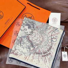 “正在接通中”140方巾~Hermes 手工卷边丝绒方巾(30%桑蚕丝70%羊绒) 这款爱马仕的经典单品展现强大而迷人 “正在接通中”140方巾~Hermes 手工卷边丝绒方巾(30%桑蚕丝70%羊绒) 这款爱马仕的经典单品展现强大而迷人