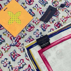 LV x TM 140披肩 【140顶级丝绒双面同色披肩】 本款L Multicolor披肩出自路易威登与知名日本艺术家 LV x TM 140披肩 【140顶级丝绒双面同色披肩】 本款L Multicolor披肩出自路易威登与知名日本艺术家
