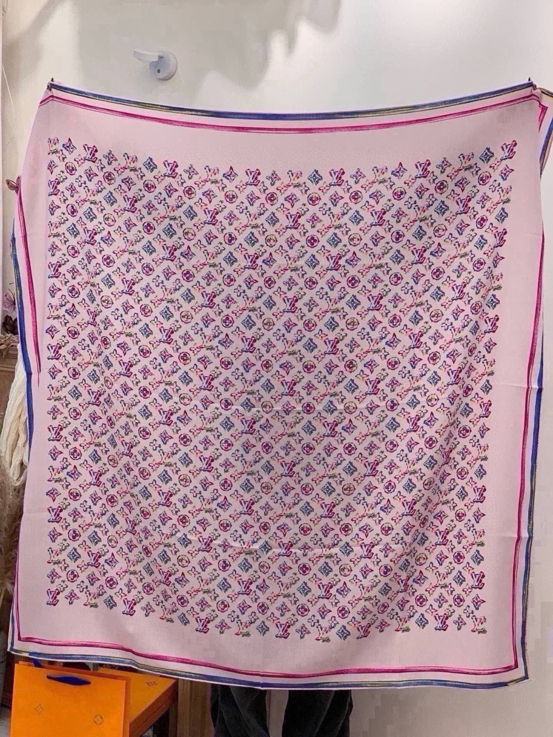 LV x TM 140披肩 【140顶级丝绒双面同色披肩】 本款L Multicolor披肩出自路易威登与知名日本艺术家