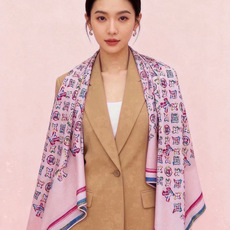 LV x TM 140披肩 【140顶级丝绒双面同色披肩】 本款L Multicolor披肩出自路易威登与知名日本艺术家 LV x TM 140披肩 【140顶级丝绒双面同色披肩】 本款L Multicolor披肩出自路易威登与知名日本艺术家