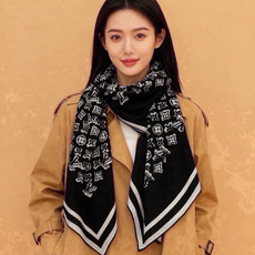 LV x TM 140披肩 【140顶级丝绒双面同色披肩】 本款L Multicolor披肩出自路易威登与知名日本艺术家 LV x TM 140披肩 【140顶级丝绒双面同色披肩】 本款L Multicolor披肩出自路易威登与知名日本艺术家