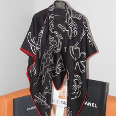 Chanel ~山茶花、口红、经典双C组合设计 140双面丝绒披肩~26秋冬新品 手工卷边丝绒方巾(30%桑蚕丝70%羊 Chanel ~山茶花、口红、经典双C组合设计 140双面丝绒披肩~26秋冬新品 手工卷边丝绒方巾(30%桑蚕丝70%羊