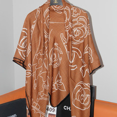 Chanel ~山茶花、口红、经典双C组合设计 140双面丝绒披肩~26秋冬新品 手工卷边丝绒方巾(30%桑蚕丝70%羊 Chanel ~山茶花、口红、经典双C组合设计 140双面丝绒披肩~26秋冬新品 手工卷边丝绒方巾(30%桑蚕丝70%羊
