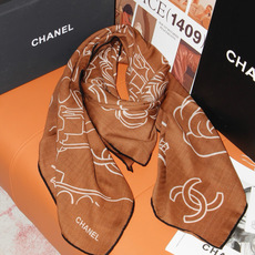 Chanel ~山茶花、口红、经典双C组合设计 140双面丝绒披肩~26秋冬新品 手工卷边丝绒方巾(30%桑蚕丝70%羊 Chanel ~山茶花、口红、经典双C组合设计 140双面丝绒披肩~26秋冬新品 手工卷边丝绒方巾(30%桑蚕丝70%羊