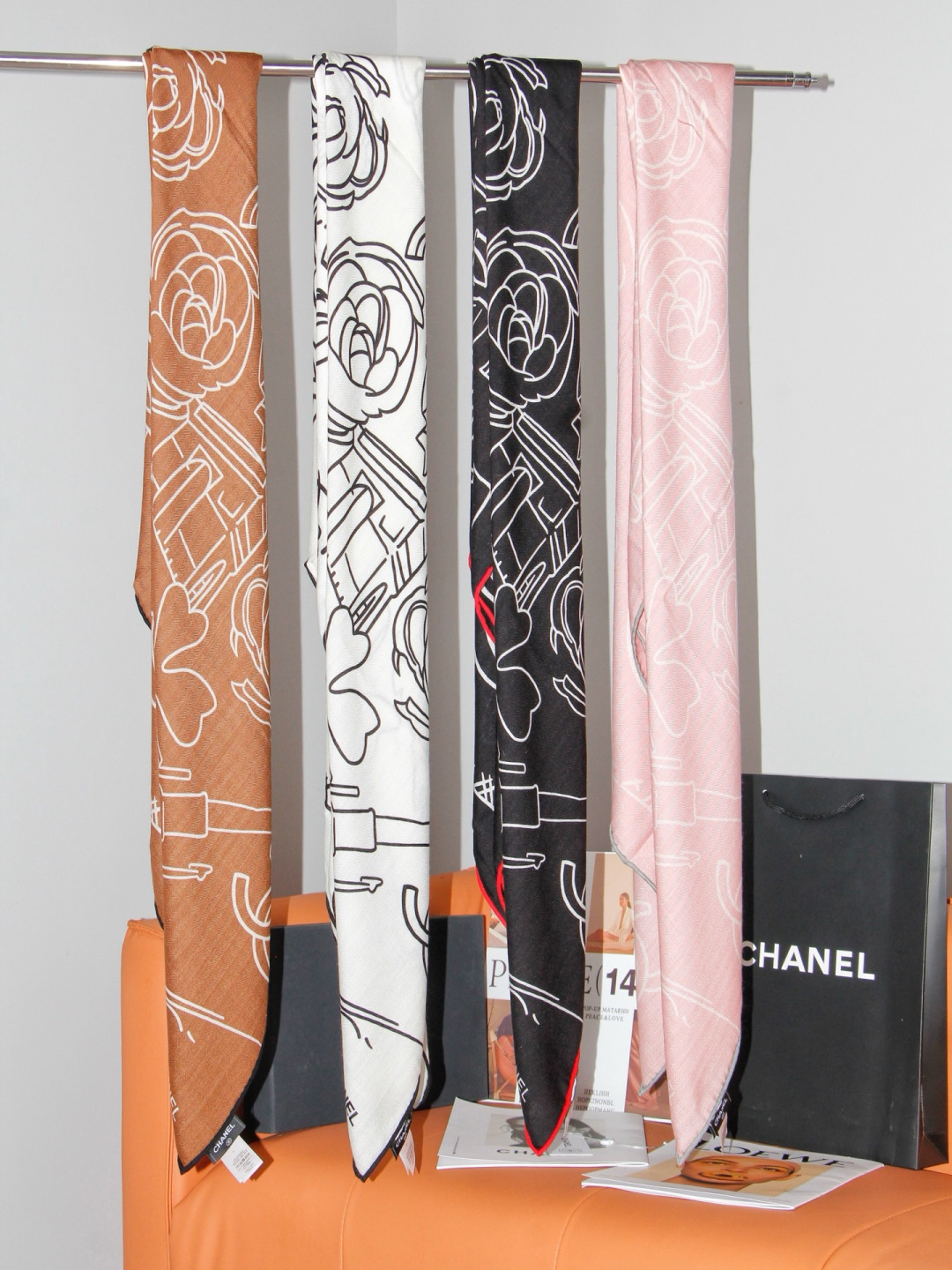 Chanel ~山茶花、口红、经典双C组合设计 140双面丝绒披肩～26秋冬新品 手工卷边丝绒方巾（30%桑蚕丝70%羊