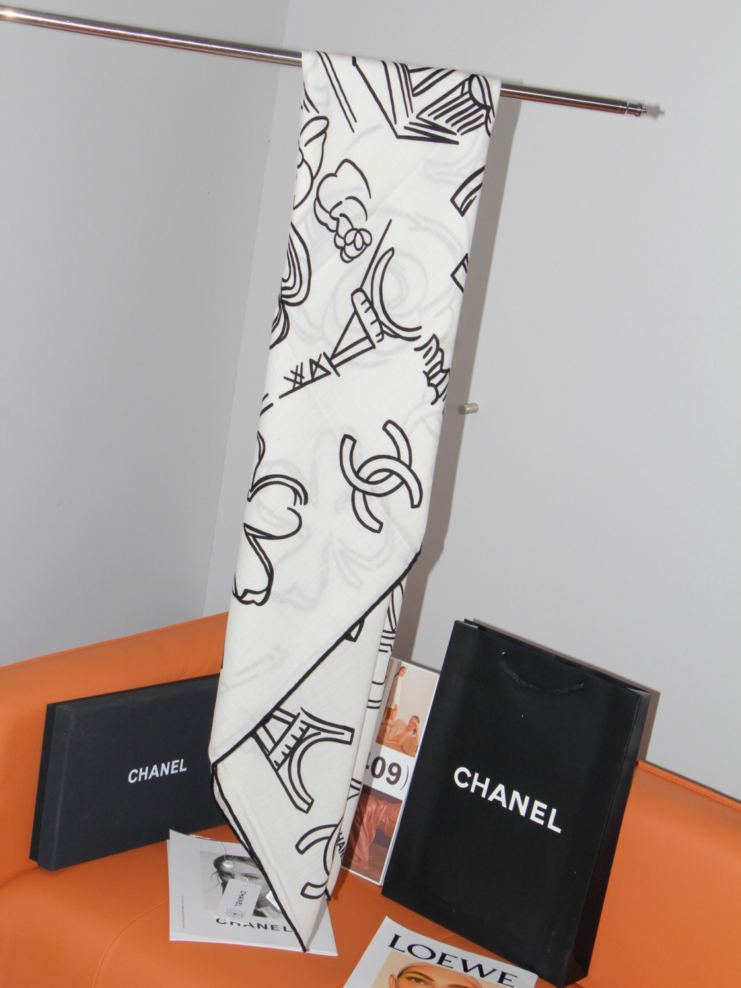Chanel ~山茶花、口红、经典双C组合设计 140双面丝绒披肩～26秋冬新品 手工卷边丝绒方巾（30%桑蚕丝70%羊