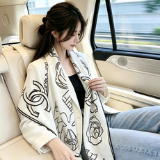 Chanel ~山茶花、口红、经典双C组合设计 140双面丝绒披肩~26秋冬新品 手工卷边丝绒方巾(30%桑蚕丝70%羊 Chanel ~山茶花、口红、经典双C组合设计 140双面丝绒披肩~26秋冬新品 手工卷边丝绒方巾(30%桑蚕丝70%羊