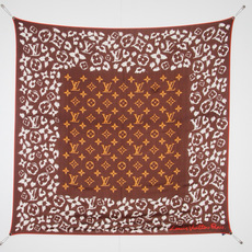 LV SAFARI SQUARE 140丝绒方巾 LV Safari 方巾取材细腻丝绒、以中央 Monogram 图案映 LV SAFARI SQUARE 140丝绒方巾 LV Safari 方巾取材细腻丝绒、以中央 Monogram 图案映