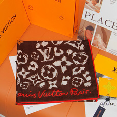 LV SAFARI SQUARE 140丝绒方巾 LV Safari 方巾取材细腻丝绒、以中央 Monogram 图案映 LV SAFARI SQUARE 140丝绒方巾 LV Safari 方巾取材细腻丝绒、以中央 Monogram 图案映