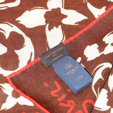 LV SAFARI SQUARE 140丝绒方巾 LV Safari 方巾取材细腻丝绒、以中央 Monogram 图案映 LV SAFARI SQUARE 140丝绒方巾 LV Safari 方巾取材细腻丝绒、以中央 Monogram 图案映