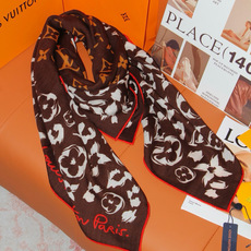 LV SAFARI SQUARE 140丝绒方巾 LV Safari 方巾取材细腻丝绒、以中央 Monogram 图案映 LV SAFARI SQUARE 140丝绒方巾 LV Safari 方巾取材细腻丝绒、以中央 Monogram 图案映