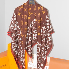 LV SAFARI SQUARE 140丝绒方巾 LV Safari 方巾取材细腻丝绒、以中央 Monogram 图案映 LV SAFARI SQUARE 140丝绒方巾 LV Safari 方巾取材细腻丝绒、以中央 Monogram 图案映