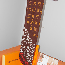 LV SAFARI SQUARE 140丝绒方巾 LV Safari 方巾取材细腻丝绒、以中央 Monogram 图案映 LV SAFARI SQUARE 140丝绒方巾 LV Safari 方巾取材细腻丝绒、以中央 Monogram 图案映