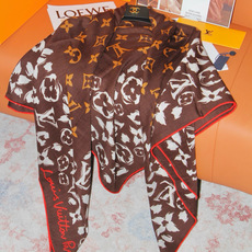 LV SAFARI SQUARE 140丝绒方巾 LV Safari 方巾取材细腻丝绒、以中央 Monogram 图案映 LV SAFARI SQUARE 140丝绒方巾 LV Safari 方巾取材细腻丝绒、以中央 Monogram 图案映