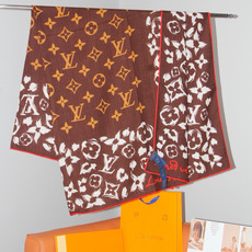 LV SAFARI SQUARE 140丝绒方巾 LV Safari 方巾取材细腻丝绒、以中央 Monogram 图案映 LV SAFARI SQUARE 140丝绒方巾 LV Safari 方巾取材细腻丝绒、以中央 Monogram 图案映