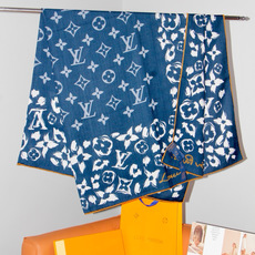 LV SAFARI SQUARE 140丝绒方巾 LV Safari 方巾取材细腻丝绒、以中央 Monogram 图案映 LV SAFARI SQUARE 140丝绒方巾 LV Safari 方巾取材细腻丝绒、以中央 Monogram 图案映
