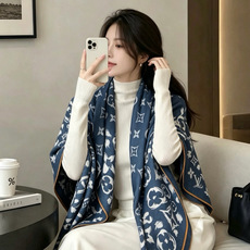LV SAFARI SQUARE 140丝绒方巾 LV Safari 方巾取材细腻丝绒、以中央 Monogram 图案映 LV SAFARI SQUARE 140丝绒方巾 LV Safari 方巾取材细腻丝绒、以中央 Monogram 图案映