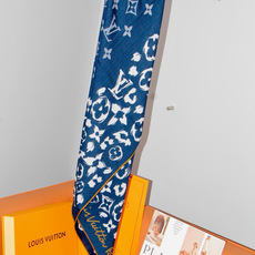 LV SAFARI SQUARE 140丝绒方巾 LV Safari 方巾取材细腻丝绒、以中央 Monogram 图案映 LV SAFARI SQUARE 140丝绒方巾 LV Safari 方巾取材细腻丝绒、以中央 Monogram 图案映