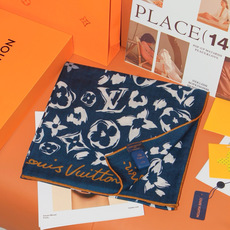 LV SAFARI SQUARE 140丝绒方巾 LV Safari 方巾取材细腻丝绒、以中央 Monogram 图案映 LV SAFARI SQUARE 140丝绒方巾 LV Safari 方巾取材细腻丝绒、以中央 Monogram 图案映