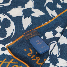 LV SAFARI SQUARE 140丝绒方巾 LV Safari 方巾取材细腻丝绒、以中央 Monogram 图案映 LV SAFARI SQUARE 140丝绒方巾 LV Safari 方巾取材细腻丝绒、以中央 Monogram 图案映