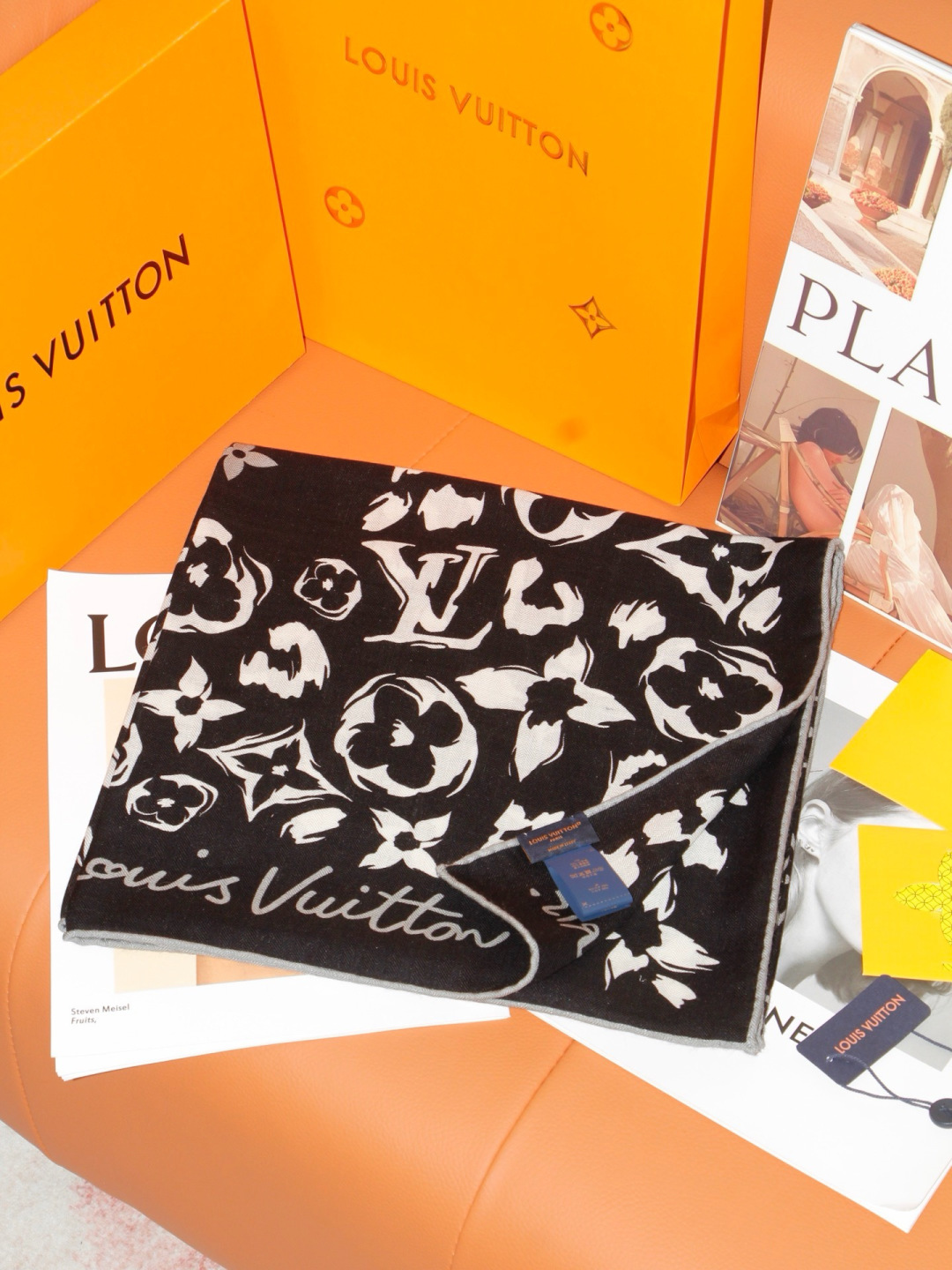 LV SAFARI SQUARE 140丝绒方巾 LV Safari 方巾取材细腻丝绒、以中央 Monogram 图案映