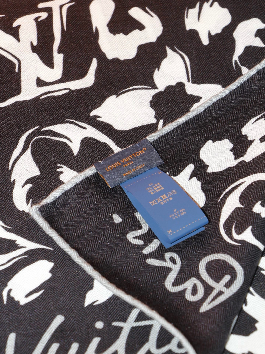LV SAFARI SQUARE 140丝绒方巾 LV Safari 方巾取材细腻丝绒、以中央 Monogram 图案映
