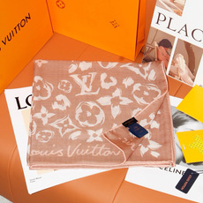 LV SAFARI SQUARE 140丝绒方巾 LV Safari 方巾取材细腻丝绒、以中央 Monogram 图案映 LV SAFARI SQUARE 140丝绒方巾 LV Safari 方巾取材细腻丝绒、以中央 Monogram 图案映