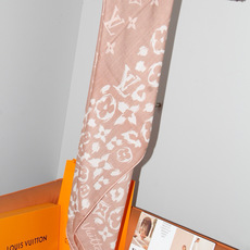 LV SAFARI SQUARE 140丝绒方巾 LV Safari 方巾取材细腻丝绒、以中央 Monogram 图案映 LV SAFARI SQUARE 140丝绒方巾 LV Safari 方巾取材细腻丝绒、以中央 Monogram 图案映