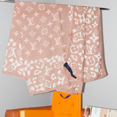 LV SAFARI SQUARE 140丝绒方巾 LV Safari 方巾取材细腻丝绒、以中央 Monogram 图案映 LV SAFARI SQUARE 140丝绒方巾 LV Safari 方巾取材细腻丝绒、以中央 Monogram 图案映