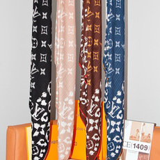 LV SAFARI SQUARE 140丝绒方巾 LV Safari 方巾取材细腻丝绒、以中央 Monogram 图案映 LV SAFARI SQUARE 140丝绒方巾 LV Safari 方巾取材细腻丝绒、以中央 Monogram 图案映