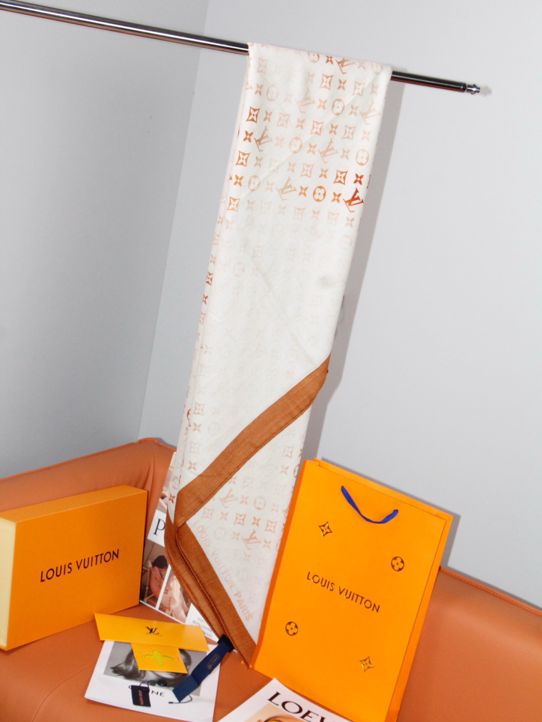 LV x TM 140披肩 【140顶级丝绒双面同色披肩】 本款L Multicolor披肩出自路易威登与知名日本艺术家