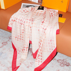 LV x TM 140披肩 【140顶级丝绒双面同色披肩】 本款L Multicolor披肩出自路易威登与知名日本艺术家 LV x TM 140披肩 【140顶级丝绒双面同色披肩】 本款L Multicolor披肩出自路易威登与知名日本艺术家