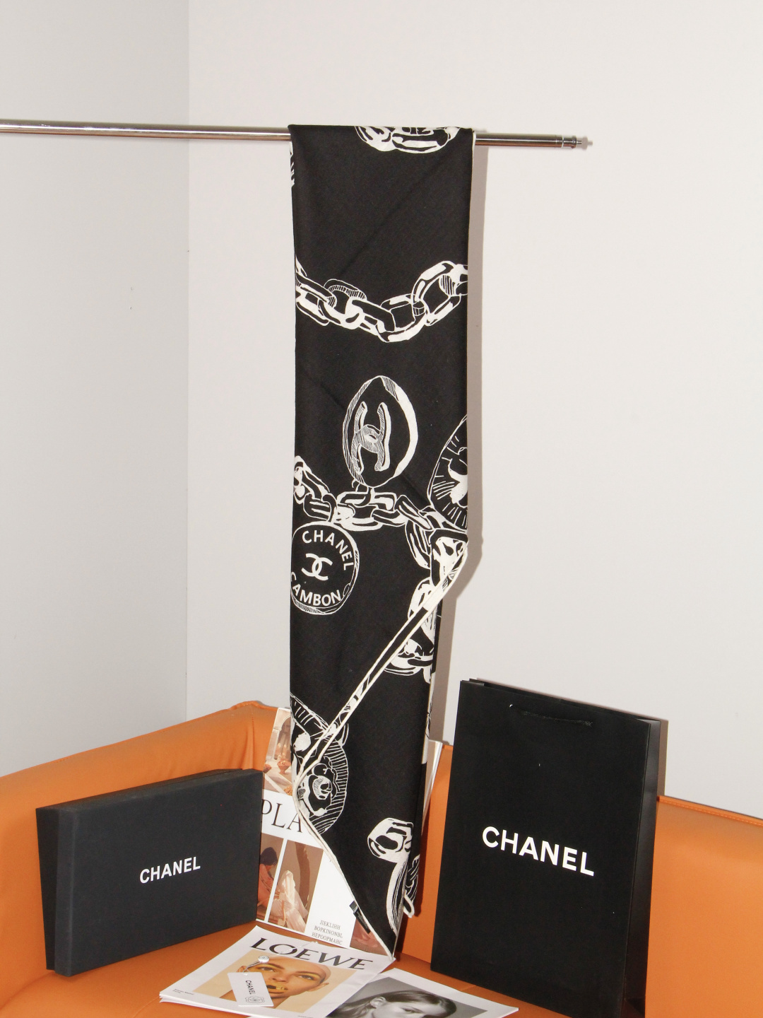 CHANEL（香奈儿） 套用汪曾祺《人间草木》里的一句话：在黑白里温柔地爱彩色，在彩色里朝圣黑白。 所以香家设计永远“高
