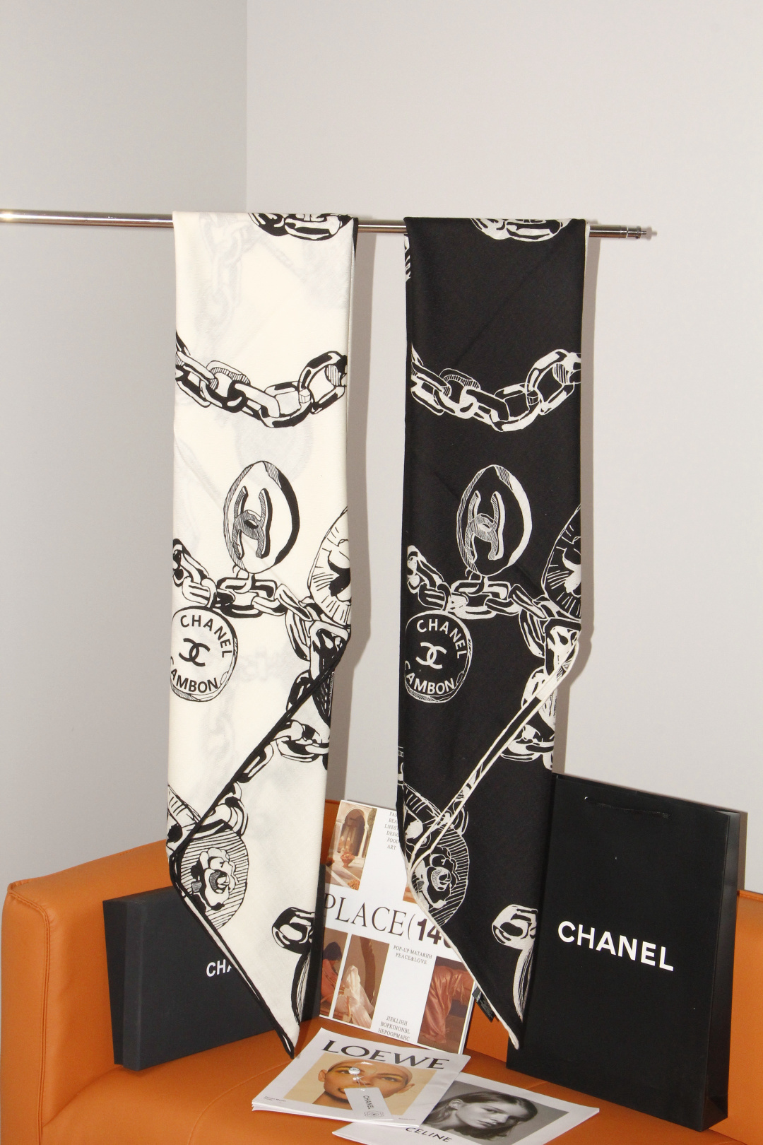 CHANEL（香奈儿） 套用汪曾祺《人间草木》里的一句话：在黑白里温柔地爱彩色，在彩色里朝圣黑白。 所以香家设计永远“高