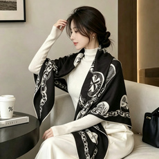 CHANEL(香奈儿) 套用汪曾祺《人间草木》里的一句话:在黑白里温柔地爱彩色,在彩色里朝圣黑白。 所以香家设计永远“高 CHANEL(香奈儿) 套用汪曾祺《人间草木》里的一句话:在黑白里温柔地爱彩色,在彩色里朝圣黑白。 所以香家设计永远“高