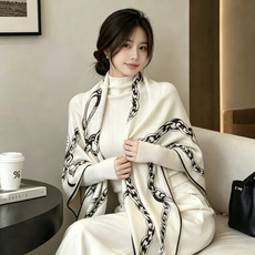 CHANEL(香奈儿) 套用汪曾祺《人间草木》里的一句话:在黑白里温柔地爱彩色,在彩色里朝圣黑白。 所以香家设计永远“高 CHANEL(香奈儿) 套用汪曾祺《人间草木》里的一句话:在黑白里温柔地爱彩色,在彩色里朝圣黑白。 所以香家设计永远“高