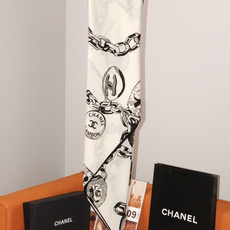 CHANEL(香奈儿) 套用汪曾祺《人间草木》里的一句话:在黑白里温柔地爱彩色,在彩色里朝圣黑白。 所以香家设计永远“高 CHANEL(香奈儿) 套用汪曾祺《人间草木》里的一句话:在黑白里温柔地爱彩色,在彩色里朝圣黑白。 所以香家设计永远“高