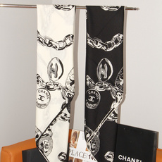 CHANEL(香奈儿) 套用汪曾祺《人间草木》里的一句话:在黑白里温柔地爱彩色,在彩色里朝圣黑白。 所以香家设计永远“高 CHANEL(香奈儿) 套用汪曾祺《人间草木》里的一句话:在黑白里温柔地爱彩色,在彩色里朝圣黑白。 所以香家设计永远“高