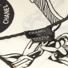CHANEL(香奈儿) 套用汪曾祺《人间草木》里的一句话:在黑白里温柔地爱彩色,在彩色里朝圣黑白。 所以香家设计永远“高 CHANEL(香奈儿) 套用汪曾祺《人间草木》里的一句话:在黑白里温柔地爱彩色,在彩色里朝圣黑白。 所以香家设计永远“高