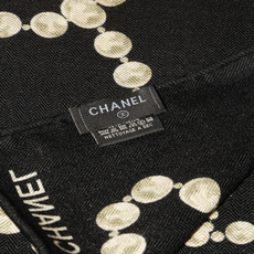 【▪️CHANEL新款 双面同色丝绒方巾】 温柔而娴静,珍珠优雅气质!柔软顺滑的感觉真的舒服到心都化了!Chanel经典 【▪️CHANEL新款 双面同色丝绒方巾】 温柔而娴静,珍珠优雅气质!柔软顺滑的感觉真的舒服到心都化了!Chanel经典