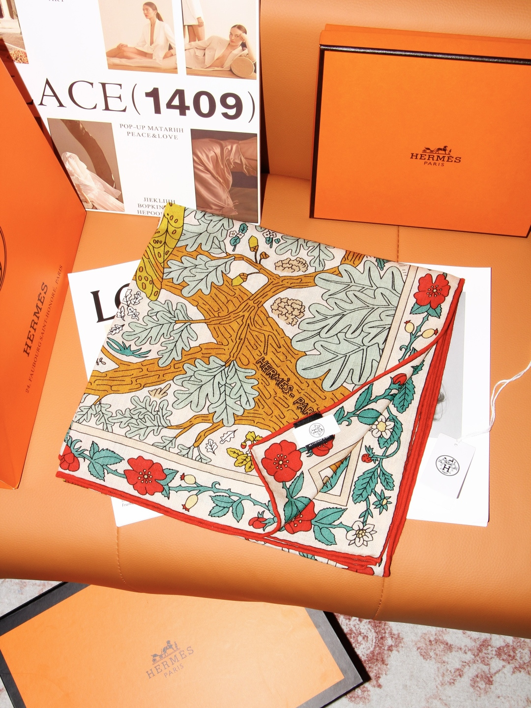 “于月神之怀”140双面方巾～Hermes  手工卷边羊绒方巾 这款爱马仕的经典单品展现强大而迷人的女性魅力精髓。此14